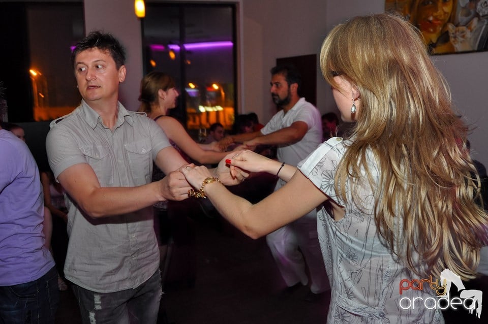 Blondy's Art Café: Dance all night!, 