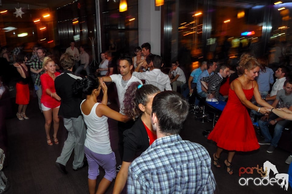 Blondy's Art Café: Dance all night!, 