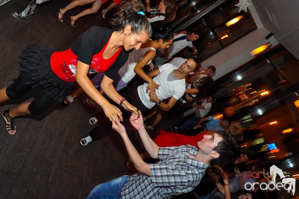 Blondy's Art Café: Dance all night!, 