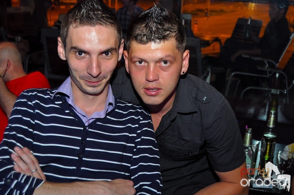 Blondy's Art Café: Dance all night!, 