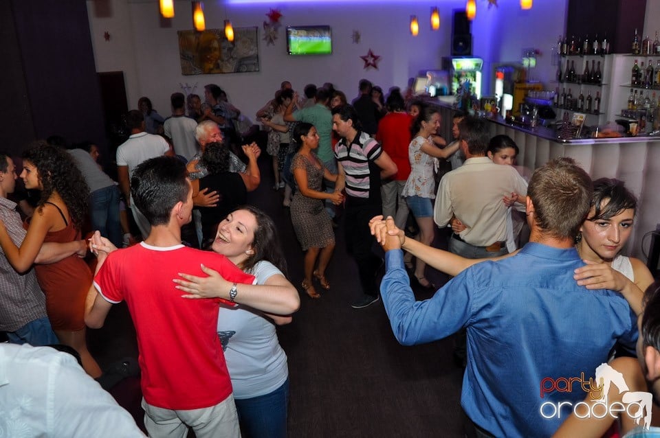 Blondy's Art Café: Dance all night!, 