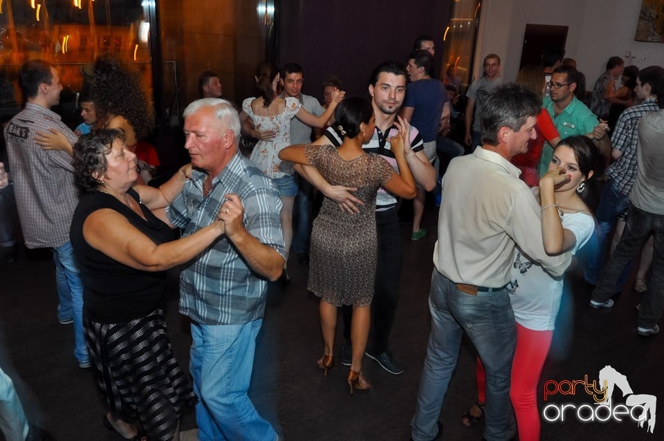 Blondy's Art Café: Dance all night!, 