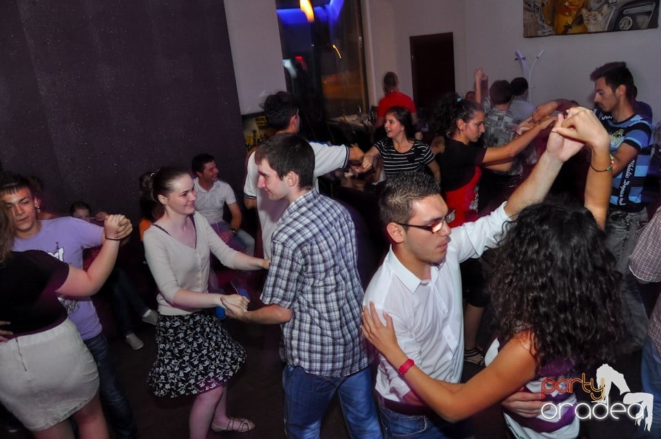 Blondy's Art Café: Dance all night!, 