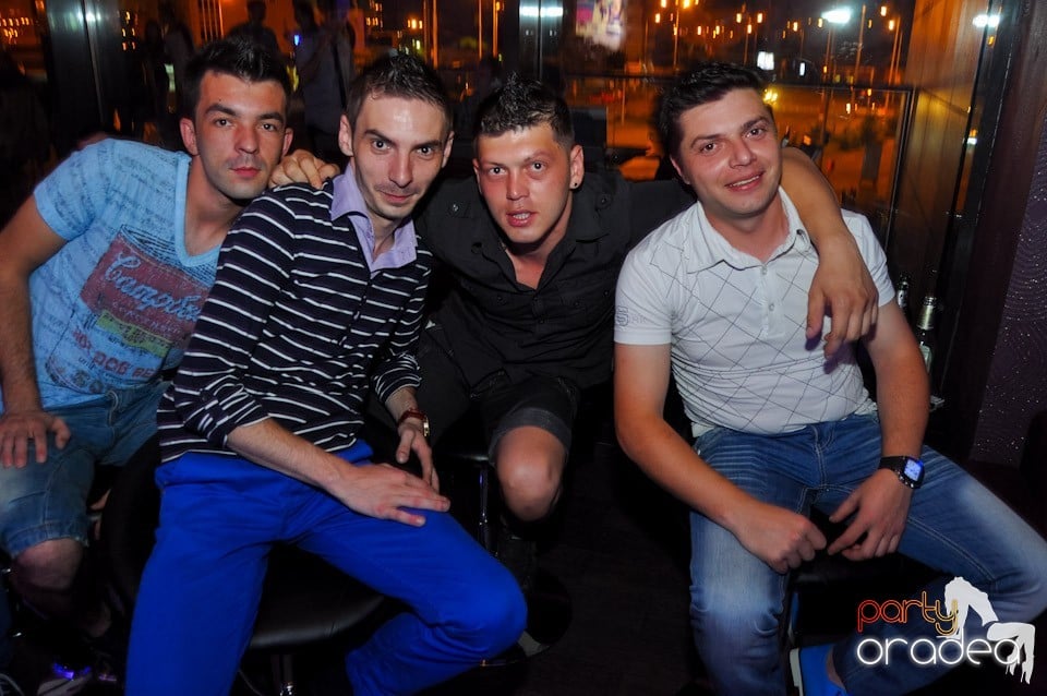 Blondy's Art Café: Dance all night!, 