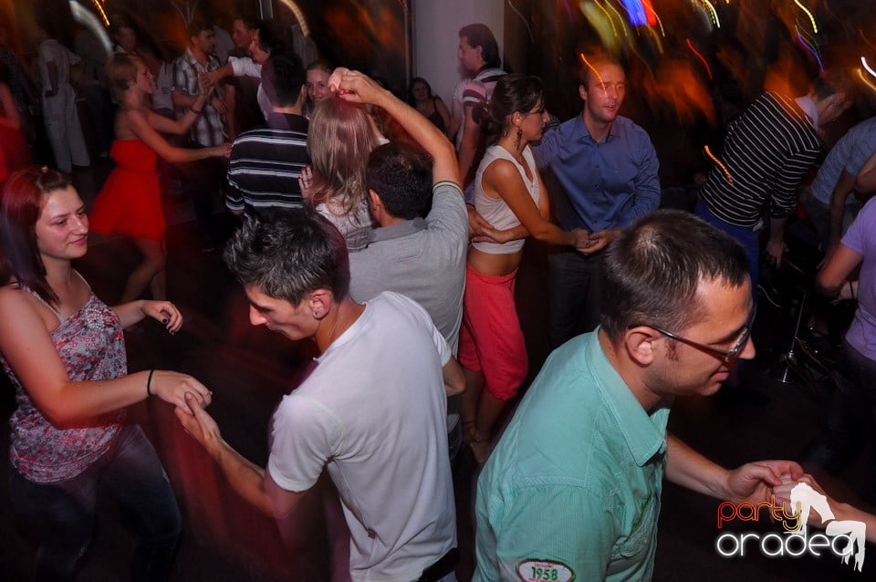 Blondy's Art Café: Dance all night!, 