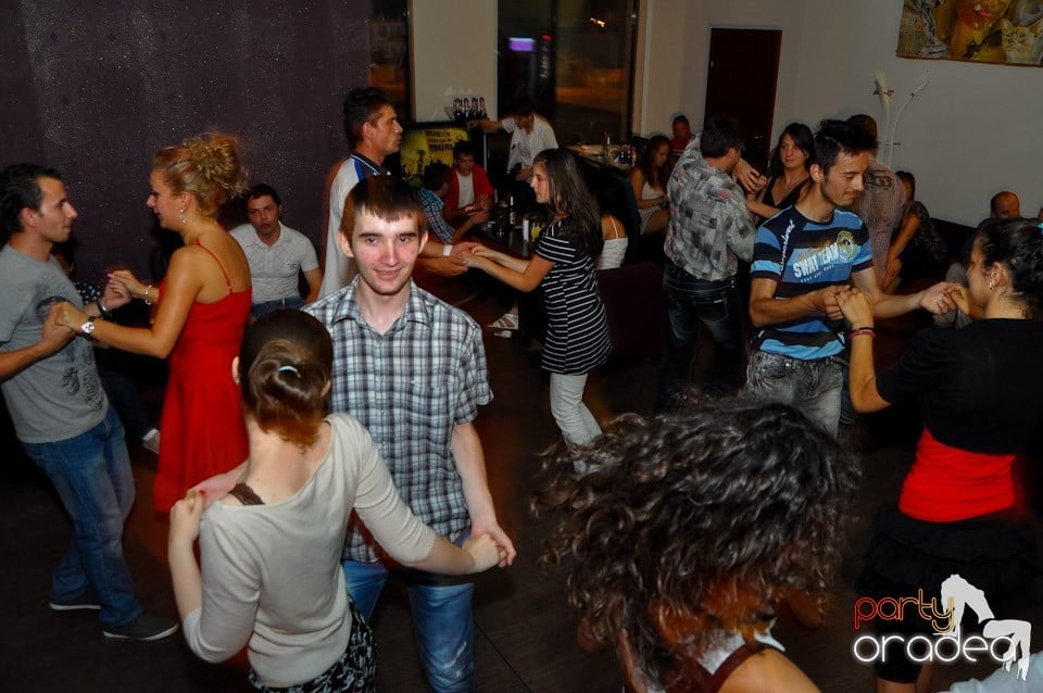 Blondy's Art Café: Dance all night!, 