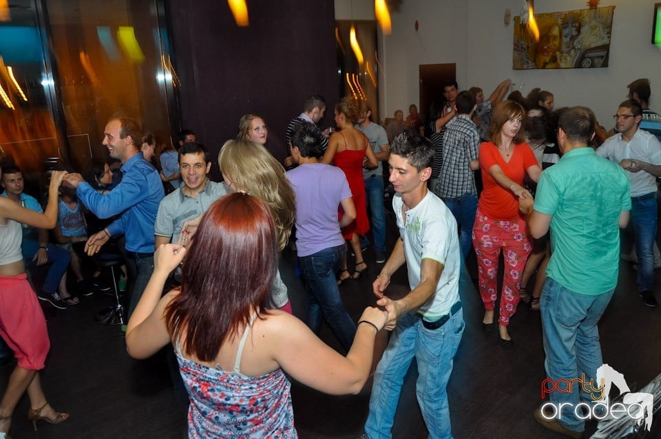 Blondy's Art Café: Dance all night!, 