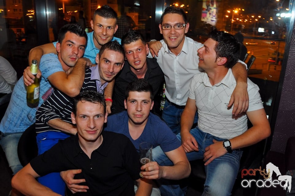 Blondy's Art Café: Dance all night!, 