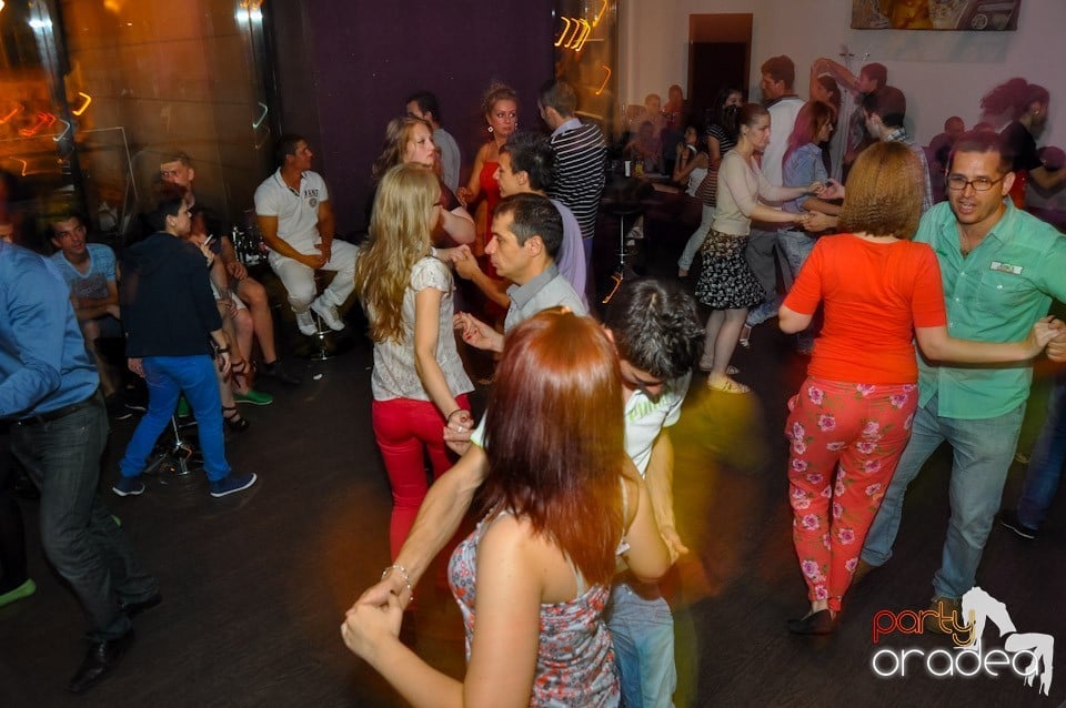 Blondy's Art Café: Dance all night!, 