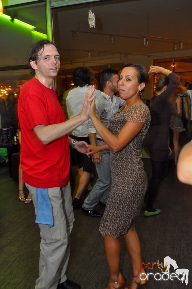 Blondy's Art Café: Dance all night!, 