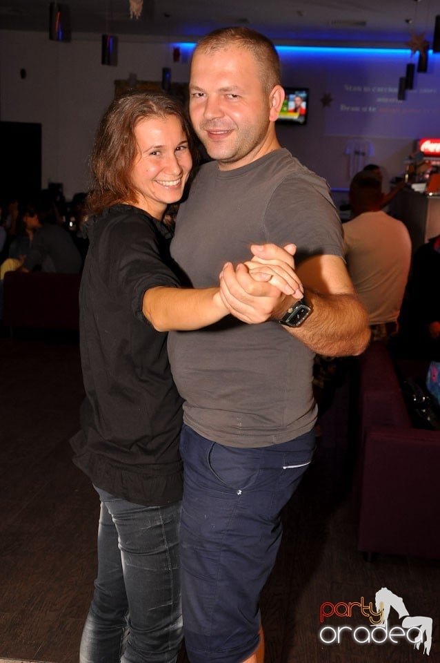 Blondy's Art Café: Singing in the rain, 