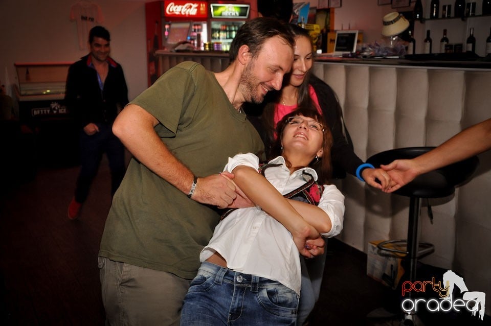 Blondy's Art Café: Singing in the rain, 