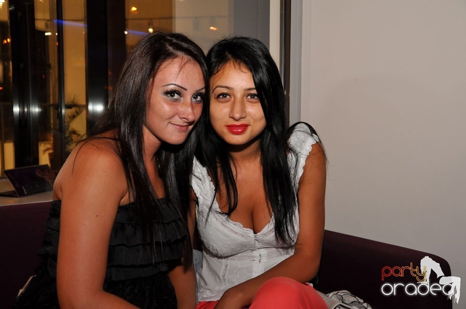 Blondy's Art Café: Singing in the rain, 