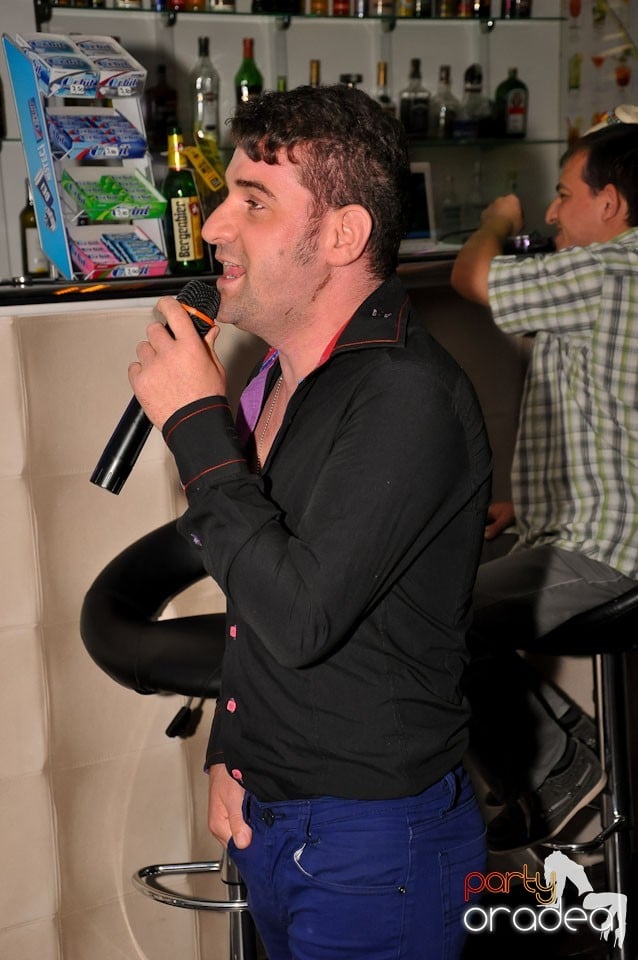 Blondy's Art Café: Singing in the rain, 