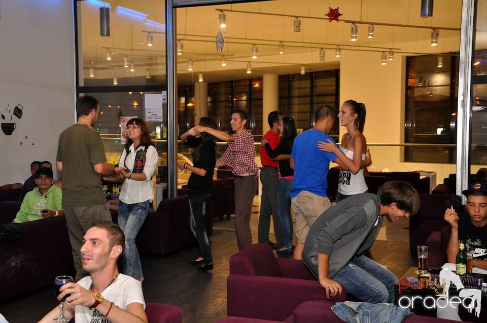 Blondy's Art Café: Singing in the rain, 