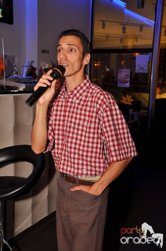 Blondy's Art Café: Singing in the rain, 