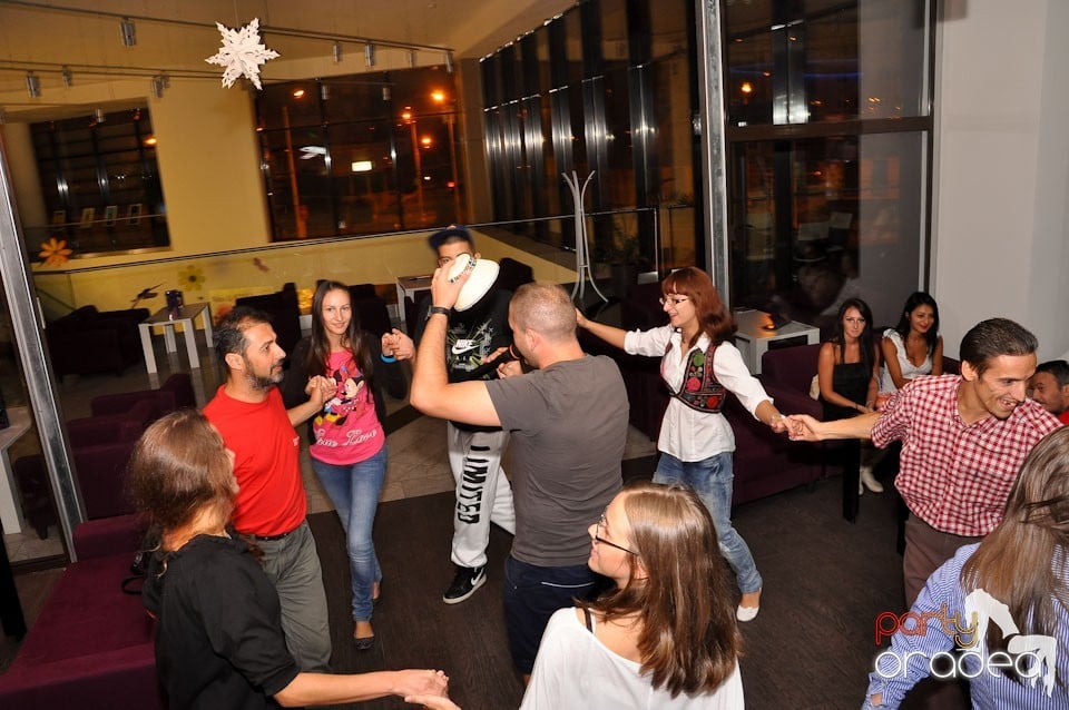 Blondy's Art Café: Singing in the rain, 