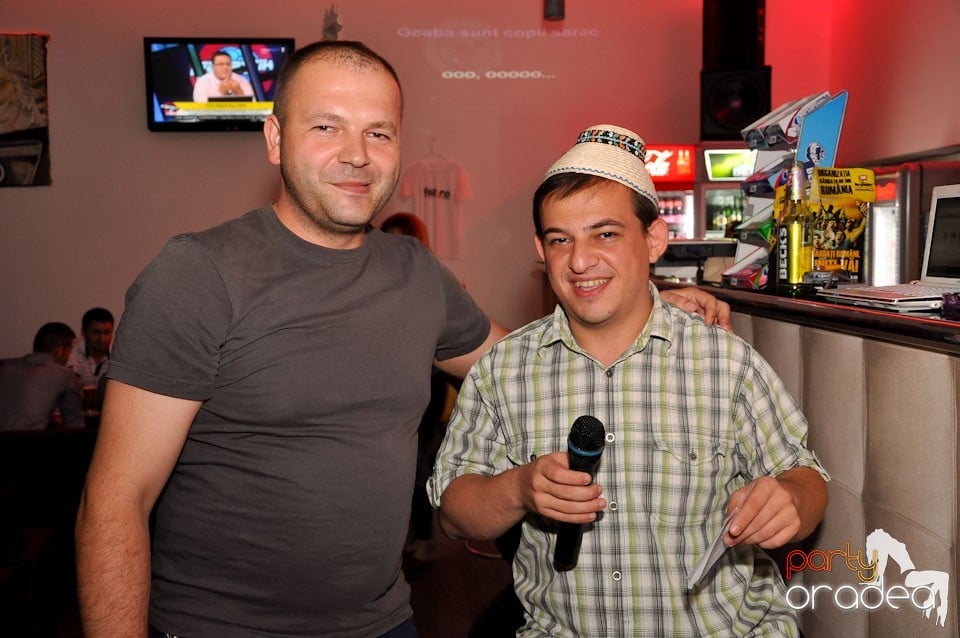 Blondy's Art Café: Singing in the rain, 