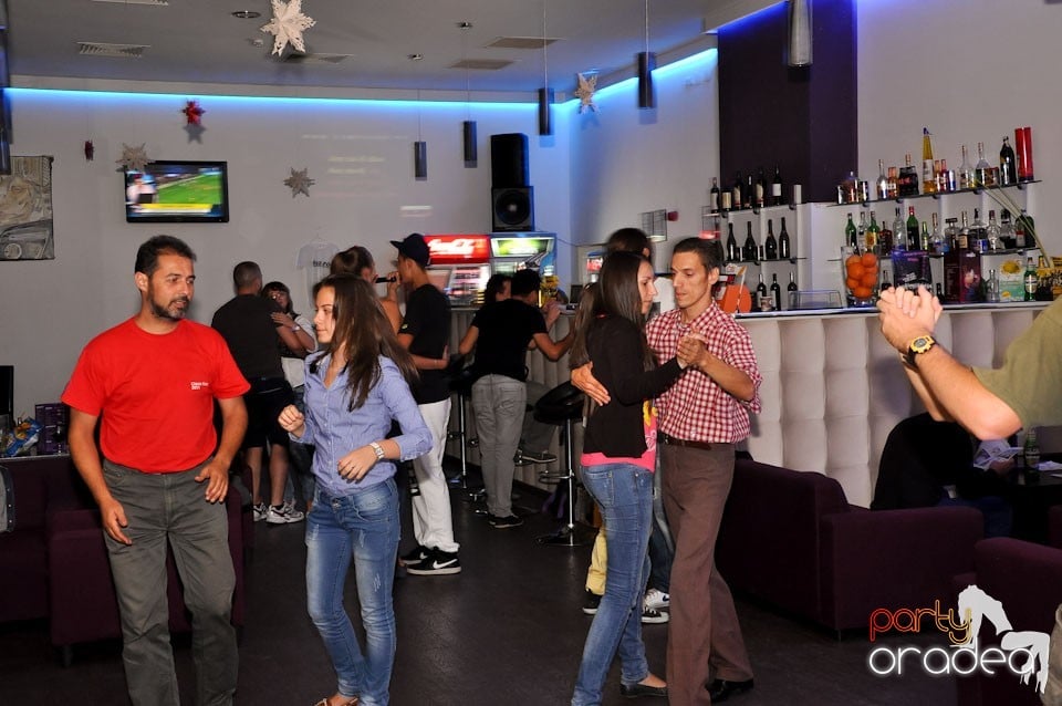 Blondy's Art Café: Singing in the rain, 