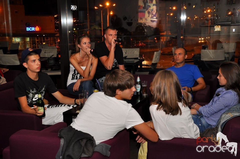 Blondy's Art Café: Singing in the rain, 