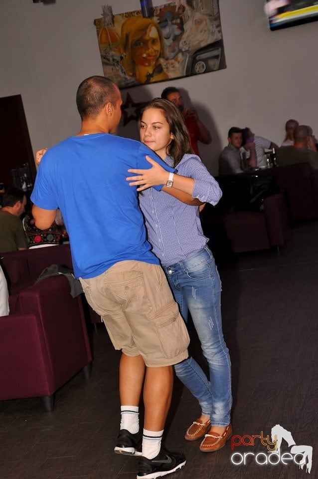 Blondy's Art Café: Singing in the rain, 