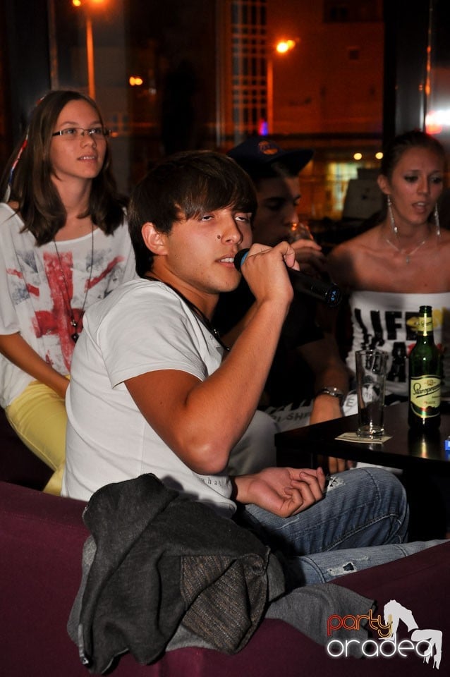 Blondy's Art Café: Singing in the rain, 