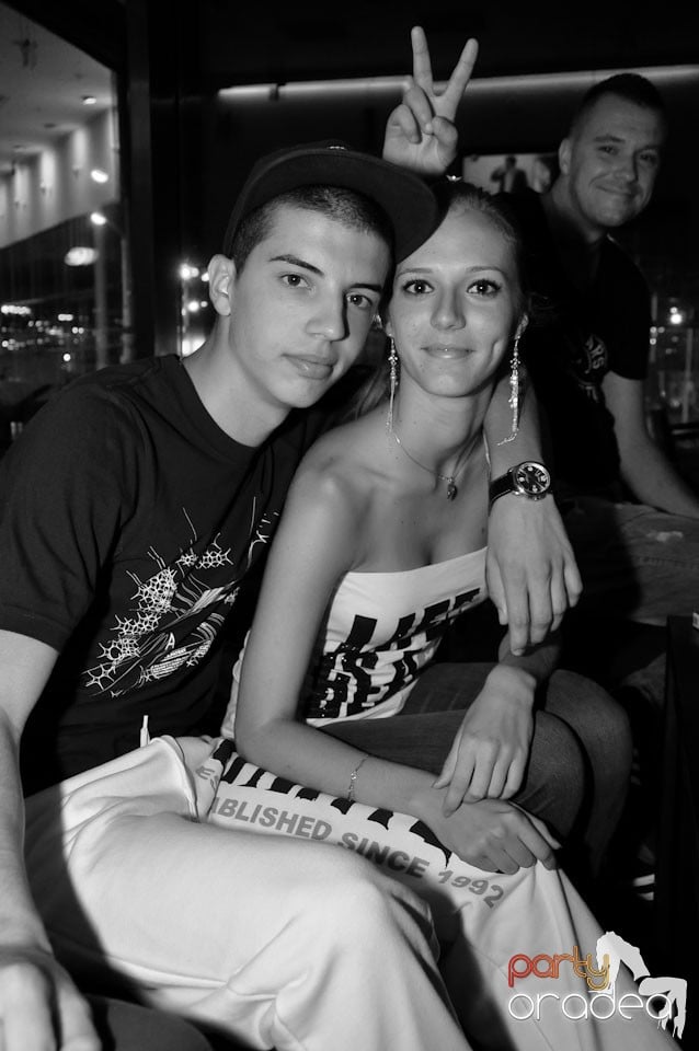 Blondy's Art Café: Singing in the rain, 