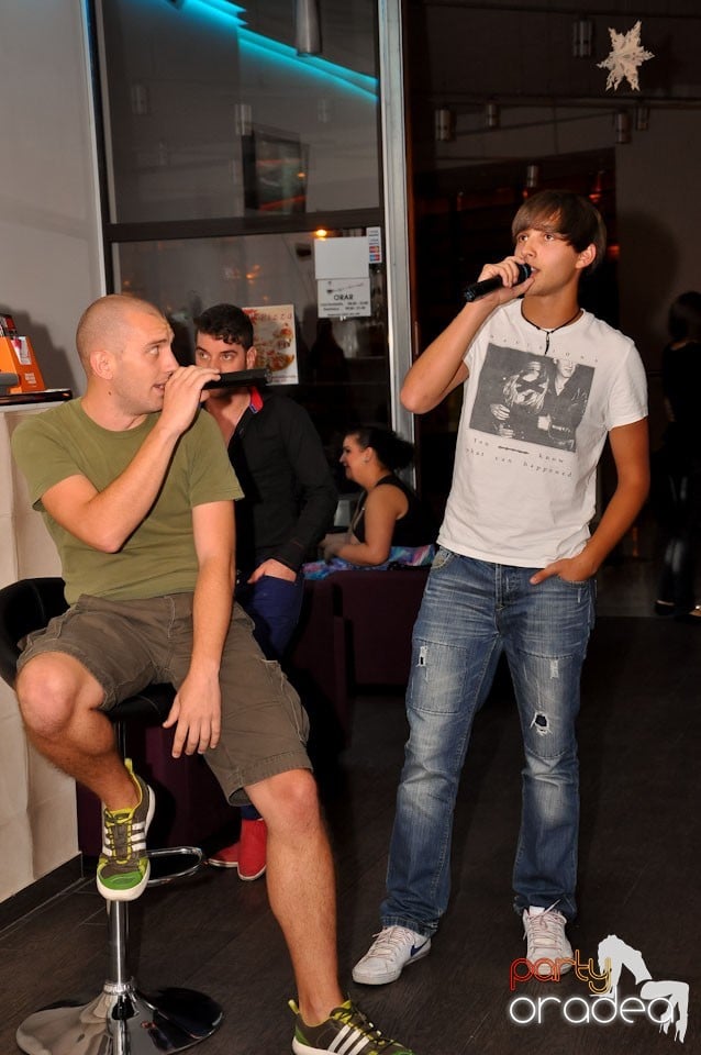 Blondy's Art Café: Singing in the rain, 