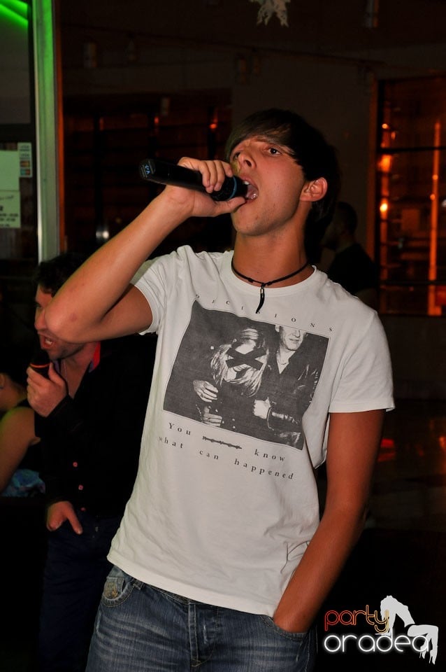 Blondy's Art Café: Singing in the rain, 