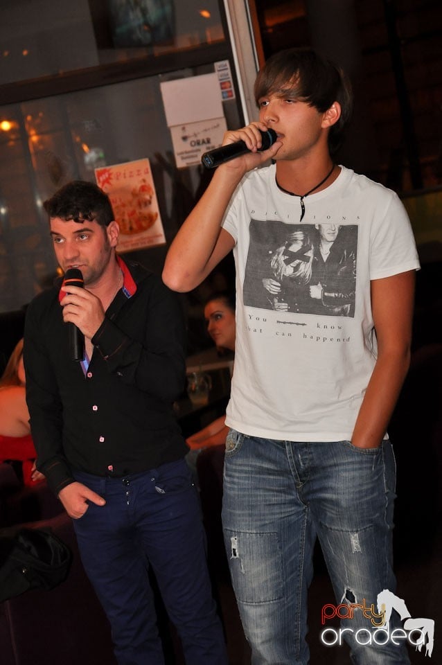 Blondy's Art Café: Singing in the rain, 