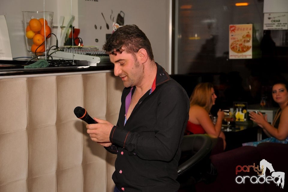 Blondy's Art Café: Singing in the rain, 