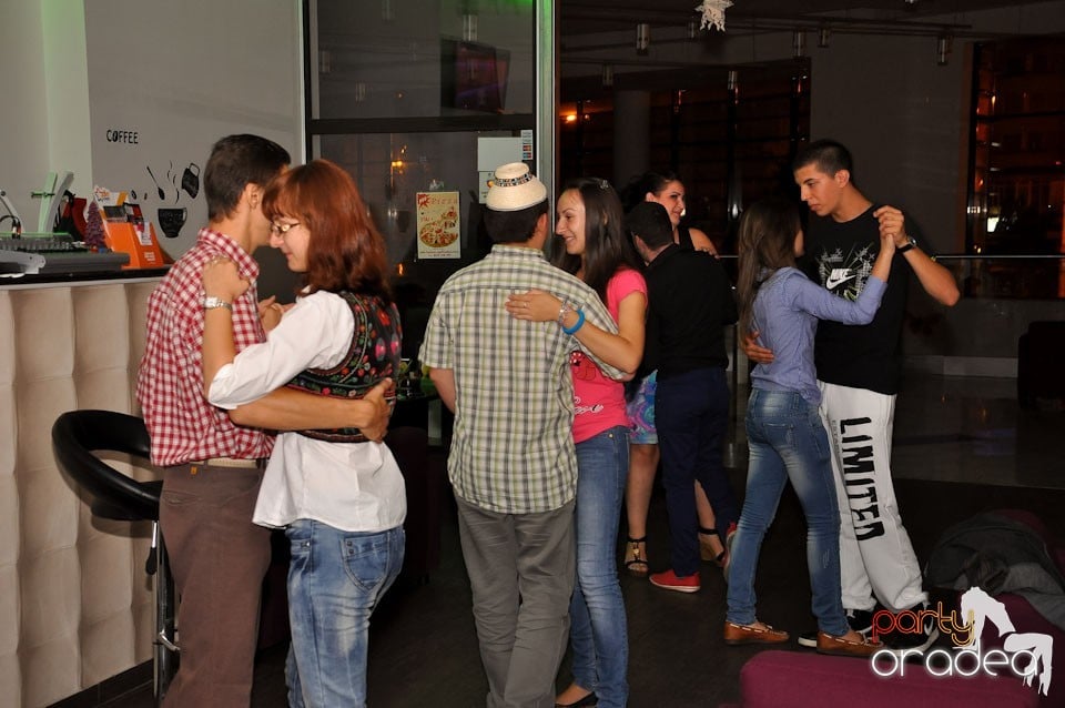 Blondy's Art Café: Singing in the rain, 