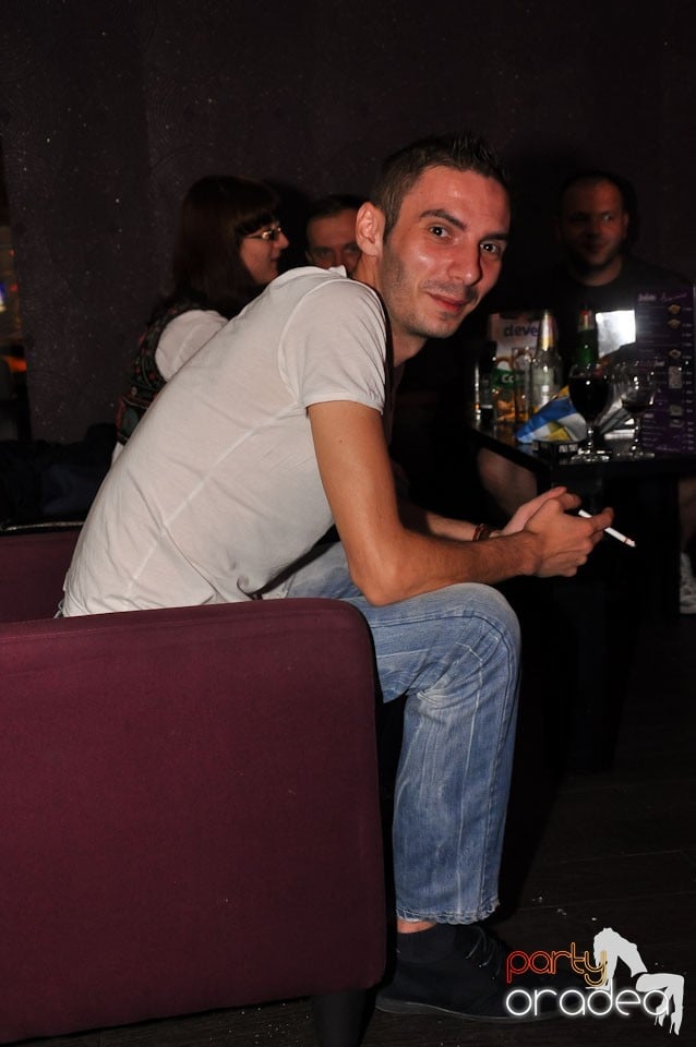 Blondy's Art Café: Singing in the rain, 