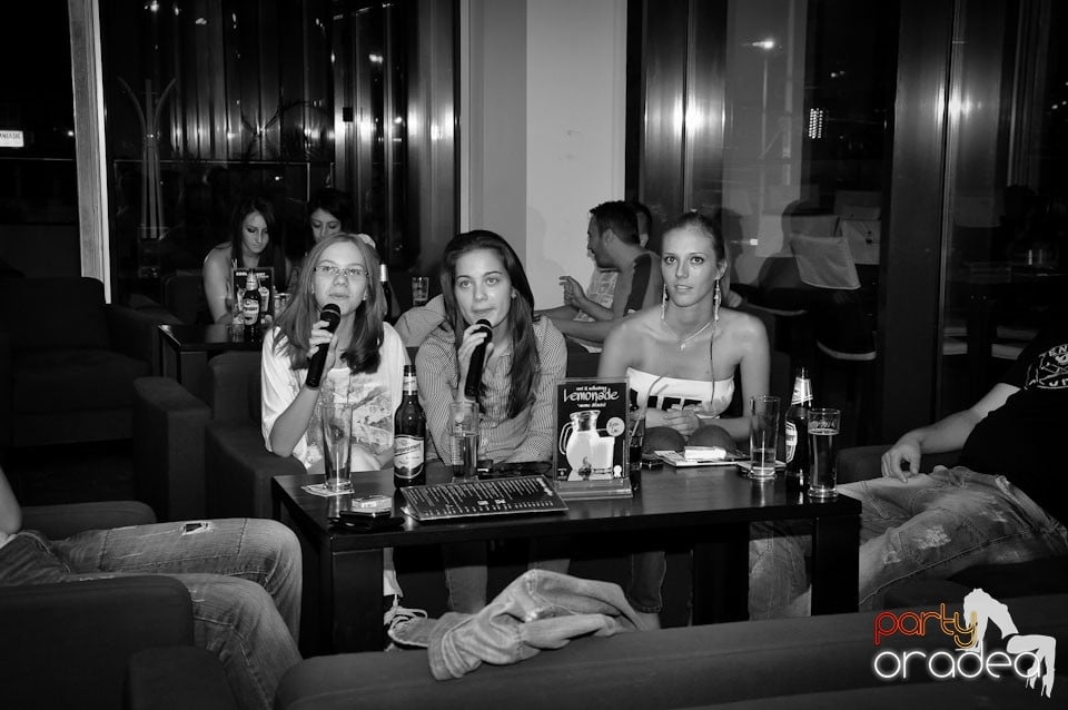 Blondy's Art Café: Singing in the rain, 