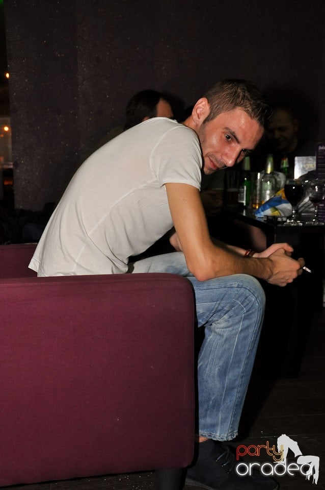 Blondy's Art Café: Singing in the rain, 