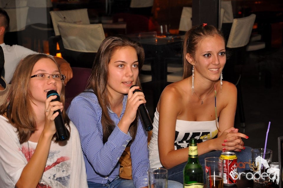 Blondy's Art Café: Singing in the rain, 