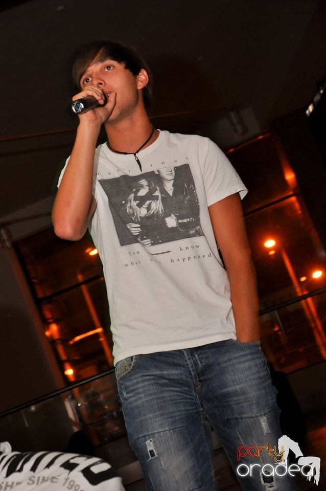 Blondy's Art Café: Singing in the rain, 