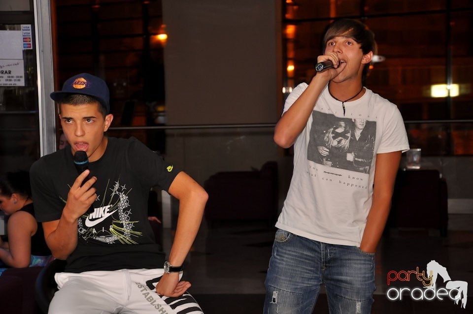 Blondy's Art Café: Singing in the rain, 