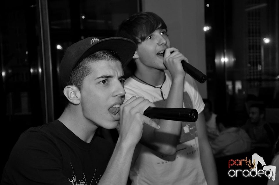 Blondy's Art Café: Singing in the rain, 