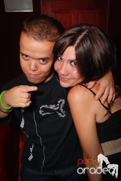 Câştigătorii se adună în Club Escape, 