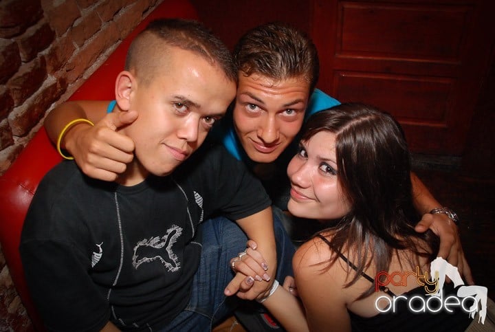 Câştigătorii se adună în Club Escape, 