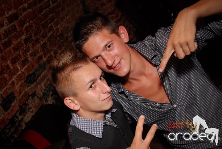 Câştigătorii se adună în Club Escape, 