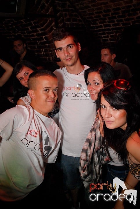 Câştigătorii se adună în Club Escape, 