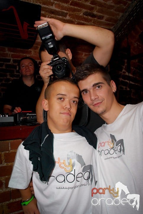 Câştigătorii se adună în Club Escape, 