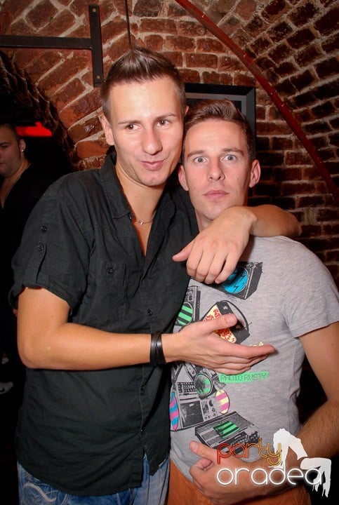 Câştigătorii se adună în Club Escape, 