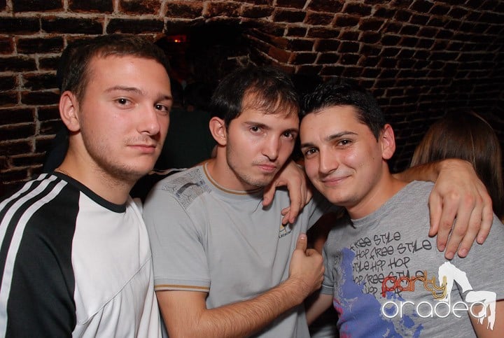 Câştigătorii se adună în Club Escape, 