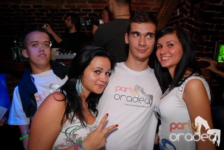 Câştigătorii se adună în Club Escape, 