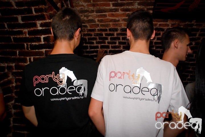 Câştigătorii se adună în Club Escape, 