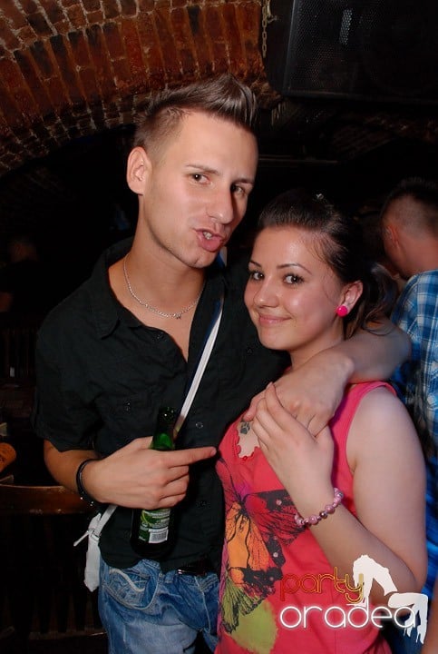 Câştigătorii se adună în Club Escape, 