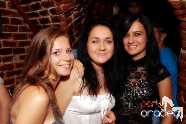 Câştigătorii se adună în Club Escape, 